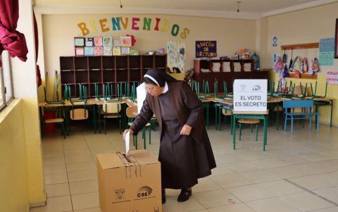 La hermana Carmen Pazmiño sufragó por primera vez en Ecuador.