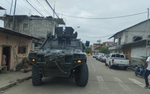 Tanquetas rodearon el recinto electoral donde votó el presidente Daniel Noboa.