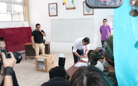 El proceso de votación, el presidente Daniel Noboa lo hizo en minutos, la mañana de este 21 de abril.