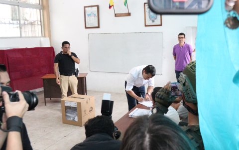 El presidente Daniel Noboa votó en Olón, provincia de Santa Elena.
