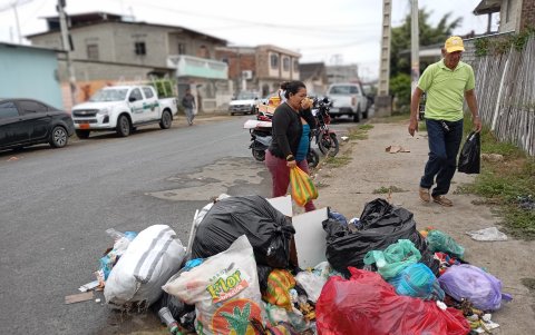 La basura que se observa en los alrededores de los recintos electorales ha provocado una serie de quejas entre la ciudadanía.