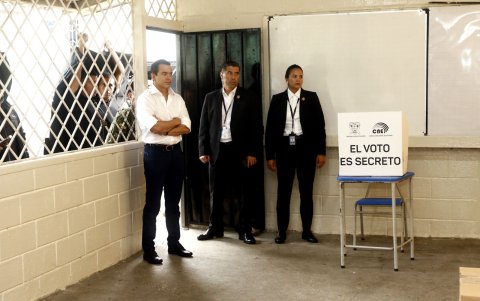 El presidente Daniel Noboa esperó en la puerta del aula a que su esposa votara