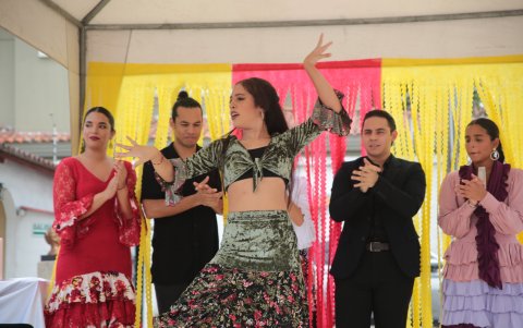 Los asistentes disfrutar de un tablao flamenco a cargo de la Academia Mambra Flamenco y coreografía de Ayeh Pino, el cantaor Alexis ‘El Menderi’, de Gye Flamenca, y el saxofón de Robert Bosch.