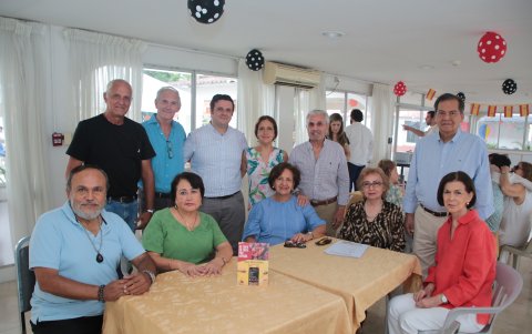 Roberto Almeida, Fernando Mendoza, Roberto García, Estefany Moscoso, José María Marzo, Eduardo Cucalón, José Pavón, Mery Bolaños, Lucía de Marzo, Jenny Grau de Mori y Marcia de Cucalón.