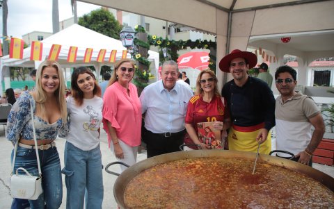 Cristina Vivar, Doménica Tabares, Marjorie de Rivas, Eduardo Rivas, Marian Sabaté, Rubén Barroso y Fernando Abadí.