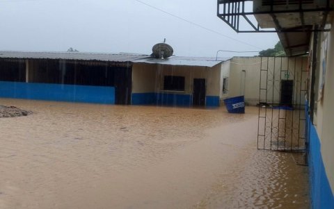 La unidad educativa Antonio José de Sucre amaneció anegada, en Babahoyo.