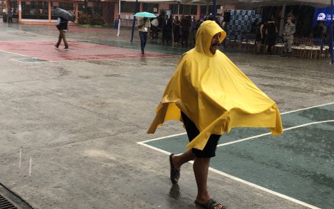Los paraguas y cobertores de lluvia fueron el accesorio y prenda más utilizada para ir a sufragar.