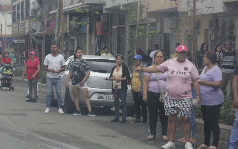 Las personas esperan vehículos en la avenida Portete, al sur de Guayaquil