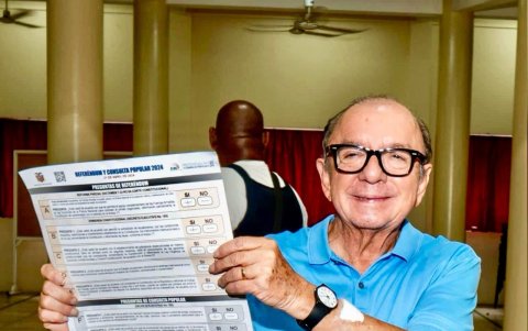 Álvaro Noboa muestra su papeleta tras ejercer su derecho al voto en esta consulta popular