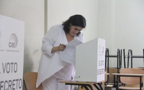 La ministra Mónica Palencia votando en la consulta popular de 2024.
