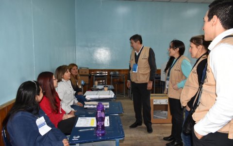 Misión de observadores de la OEA visita recintos electorales en Quito.