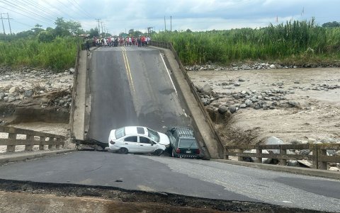 Un puente que conecta Cañar y Guayas colapsó este domingo 21 de abril.