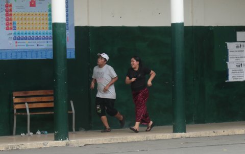 Algunos votantes esperaron al último momento para acercarse a votar