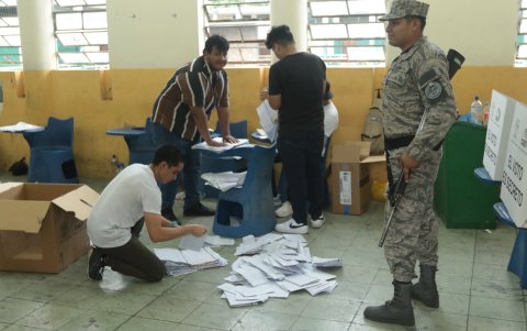 Inicia el conteo de votos de la consulta popular
