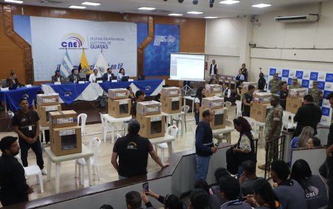 Los funcionarios de la entidad electoral realizan el escrutinio