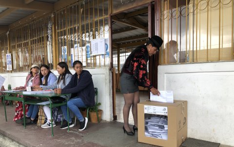 En Toacaso familias llegaron a ejercer su derecho al voto.