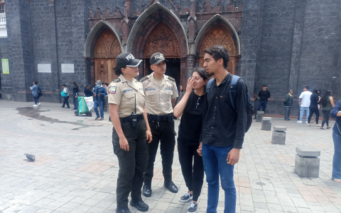 Los policías daban consejos de seguridad a los turistas que llegaron a disfrutar de Baños este 21 de abril.