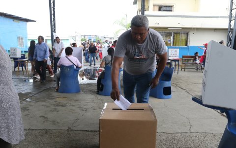 Clima. En varios cantones de la provincia del Guayas se registraron fuertes lluvias la mañana de este domingo 21, lo que mermó la llegada de electores a los recintos.