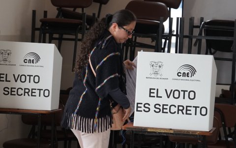 Actividad. En Quito, la jornada se desarrolló con normalidad y sin contratiempos. Entre 15 y 45 segundos se demoraban los ciudadanos en votar.
