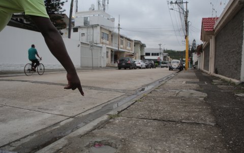 Tareas. En Todos los Santos, tras las quejas, quedaron solo los huecos donde irían los equipos.