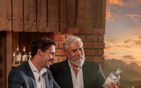 El gobernador del azuay Santiago Malo González posando para la marca de aguardiente Herencia del valle.