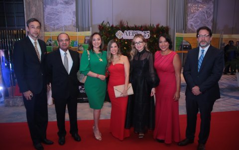 Robert Khaybullin, Rafael Simmons, Hipatia Noboa, Ana Velis, Tatiana Bren y Gisela Litardo.