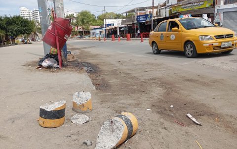 En el centro de Playas y demás barrios es común ver calles con tierra o basura, postes y aceras rotas.