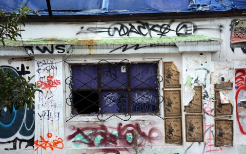 Operativos han hallado que algunas de las casas vacías son usadas por habitantes de calle para pernoctar.