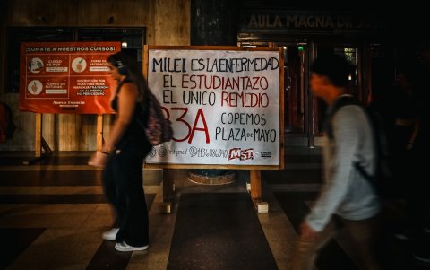 Jóvenes asisten a la Universidad de Medicina