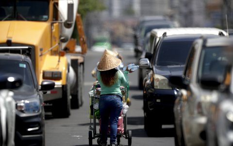 Mujeres venden botellas de agua durante un día caluroso, en Ciudad de Panamá