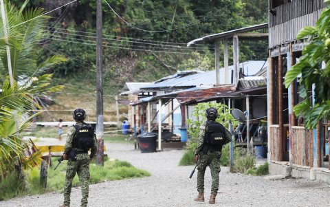 Integrantes del Ejército colombiano patrullan, en una fotografía de archivo.