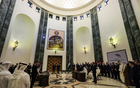 El Presidente turco Recep Tayyip Erdogan (Centro izquierda) y el primer Ministro iraquí Mohammed Shia al-Sudani (Centro derecha) asisten a la firma de un memorando de entendimiento de cuatro vías