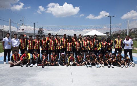 Los integrantes de la escuela de ecuavóley dirigida por Byron Reinoso.