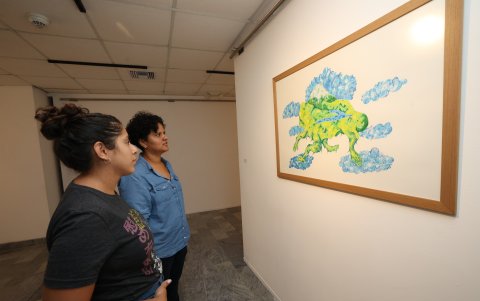 Cada pieza de arte tiene su significado: caliente, abrazo, beso en la nuca, almohada