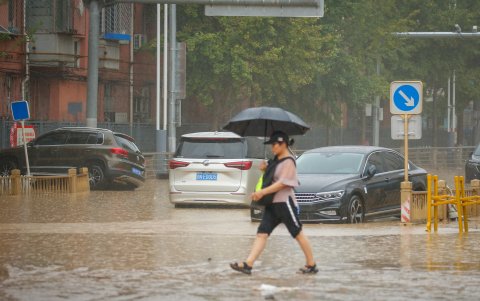 Una persona camina por un calle anegada de la ciudad de Shenzhen, en el sureste de China, activó este martes la alerta roja.