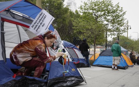 La activista Jessi Keenan sale de una tienda de campaña en las afueras de Palacio de justicia estadounidense de First Street en Los Ángeles, California, EE.UU., este 22 de abril de 2024.