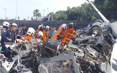 Los equipos de emergencia de Malasia tratan de recuperar los cadáveres de los fallecidos a raíz del accidente de dos helicópteros de la Marina.
