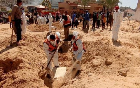 Los equipos médicos y de rescate han recuperado los cuerpos de al menos 50 personas enterradas