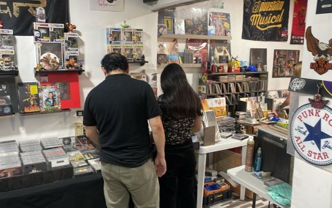 Tienda El puestito musical ubicado en la segunda etapa de La Alborada, Guayaquil.