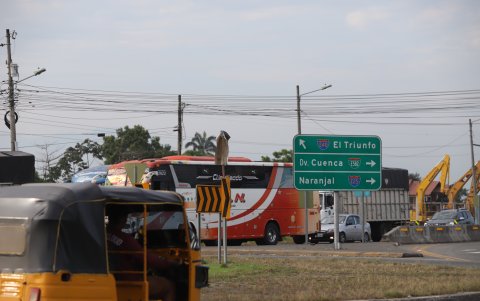 Casi no se observan operativos policiales en la carretera Guayaquil-Cuenca. Apenas en Naranjal se observó la unidad de policía móvil.