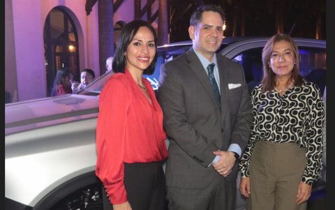 Manuel Orrantia  junto a Katherine Baquerizo y Rossy Helguero.