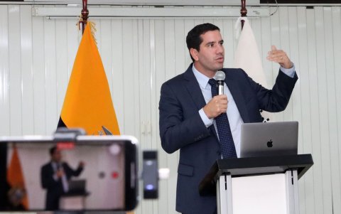 El ministro de Energía encargado, Roberto Luque, en rueda de prensa para hablar de la crisis energética.