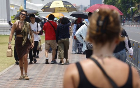 Turistas se resguardan de la ola de calor extremo que golpea Tailandia, con temperaturas de hasta 44 grados.