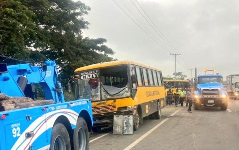 Los vidrios y parte de la carrocería de las unidades se dañaron en el accidente.