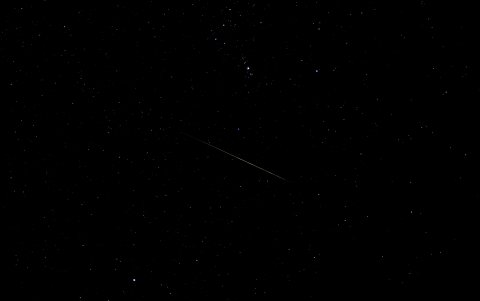 Las Eta Acuáridas son una lluvia de meteoros que son fragmentos del cometa Halley.