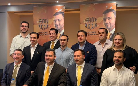 (Abajo de izq. a der.) José Luis Nogales, vicepresidente deportivo; Antonio Álvarez presidente; Miguel Montalvo, vicepresidente financiero, y Galo Roggiero Avilés, vicepresidente administrativo.