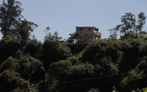 Hay viviendas ubicadas en zonas de riesgo como laderas, entre quebradas y a la orilla de ríos.