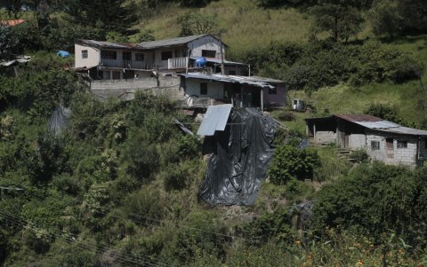 Para evitar deslizamientos y la erosión de la tierra, los vecinos colocan plásticos gigantes.