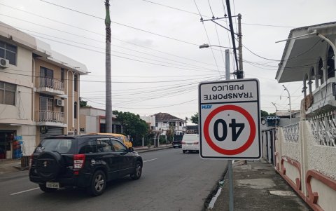 Así se encuentra la señal en la acera de la avenida Central.