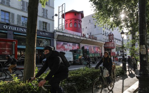Vista general de la fachada del Moulin Rouge sin sus alas en París, Francia, 25 de abril de 2024.